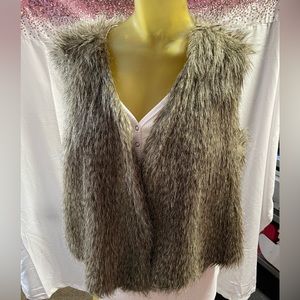 Beautiful never worn roommates vest, faux fur gray